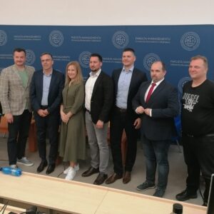 Organizátori a prednášajúci na odbornom seminári Projektový manažment na Fakulte managementu UK v Bratislave. Zľava: Peter Mikoláš (prezident PMI Slovakia), Boris Zovčák (viceprezident Komory projektových manažérov za Slovensko), Branislav Gablas (školiteľ projektového riadenia), Silvia Drahošová (prezidentka IPMA Slovakia, viceprezidentka IPMA), Roman Sayed (FinWin s. r. o.), Zoltán Csiba (spoluzakladateľ .out of spacetime), Ján Papula (prodekan pre kvalitu a vzťahy s verejnosťou FM UK v Bratislave), Róbert Kormaňák (R.K.C. Consulting).
