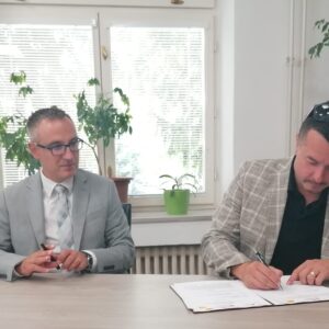 Podpis Memoranda o spolupráci medzi UKF v Nitre a Komorou projektových manažérov a Memoranda o praxi študentov so spoločnosťou BOOTIQ SK. Zľava: prof. Martin Hetényi (dekan FF UKF) a Boris Zovčák (KPM a BOOTIQ SK).