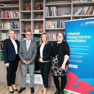 Stretnutie na dekanáte FF UKF pri príležitosti podpisu Memoranda o spolupráci medzi UKF v Nitre a IPMA Slovakia. Zľava: Zuzana Civáňová (KRG FF UKF), prof. Martin Hetényi (dekan FF UKF), Silvia Drahošová (prezidentka IPMA Slovakia), Paula Píšová (KRG FF UKF).